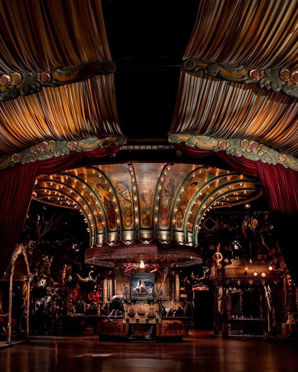 Situato nel quartiere di Bercy, il Musée des Arts Forains è dedicato alla nascita delle giostre, ai divertimenti dei luna park e ai giochi che si potevano trovare nei parchi divertimento della Belle Époque 🎠

📷 raphaelmetivet

#parigipuntoit #parigi #paris