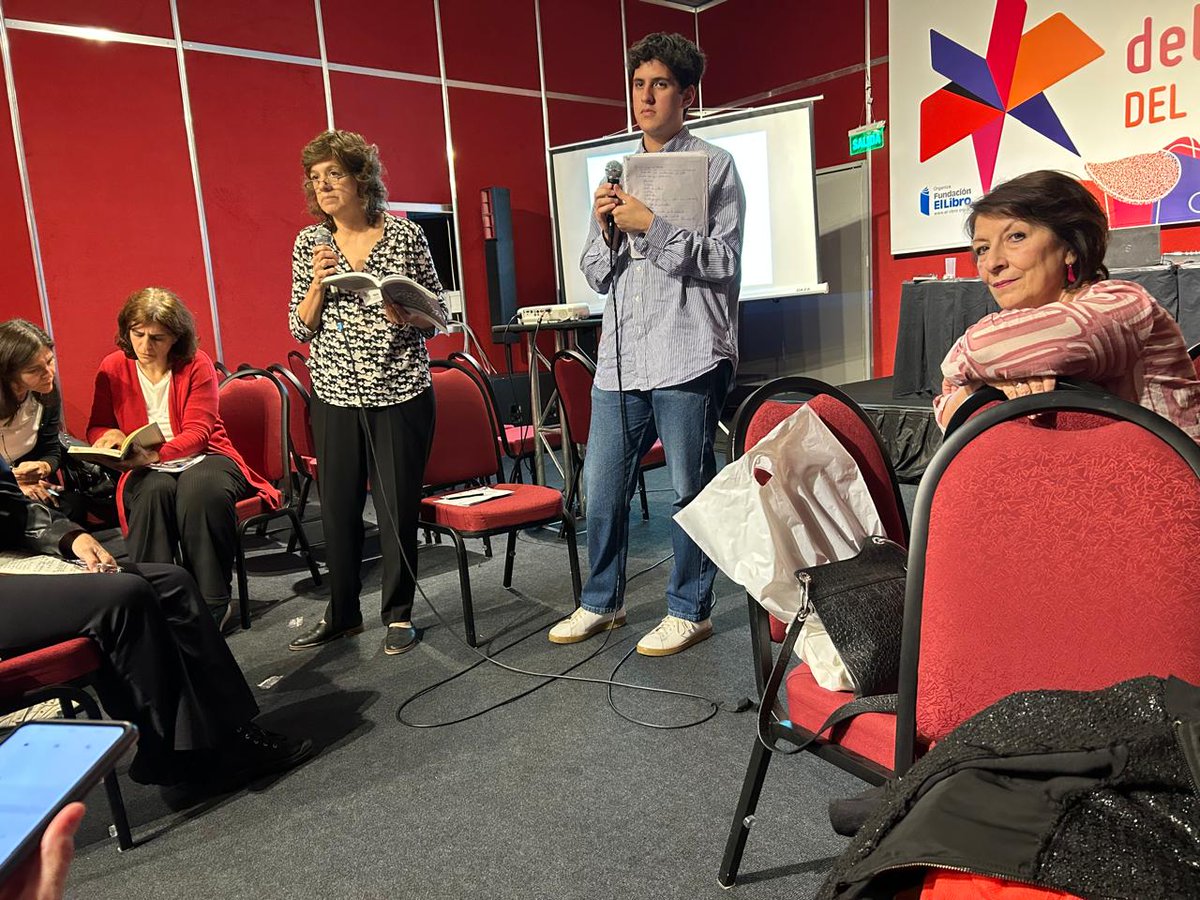 Y ahora "De las clases al libro. Autoría y edición de libros de cátedra"
Taller de editing, a cargo de Marcela Castro y Mariana Podetti (cátedra de Edición editorial,
<a href="/UBAonline/">UBAonline</a>)