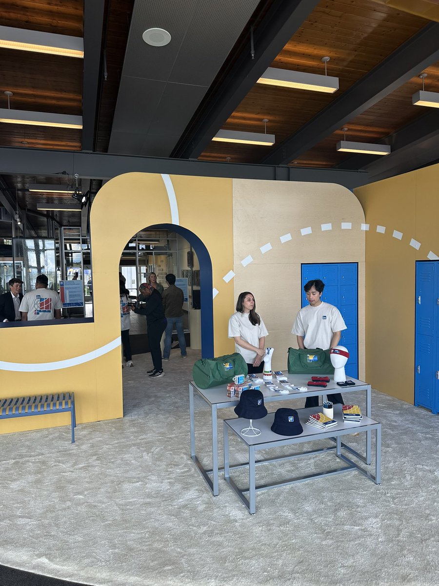 On Monday, over 90 <a href="/UWAthletics/">Washington Athletics</a> student-athletes participated in paid partnership activations with <a href="/LinkedIn/">LinkedIn</a>

Huskies took headshots, built-out their profiles, networked with professionals, and promoted #LinkedInGames 👾

NIL on Montlake #DawgsUnleashed