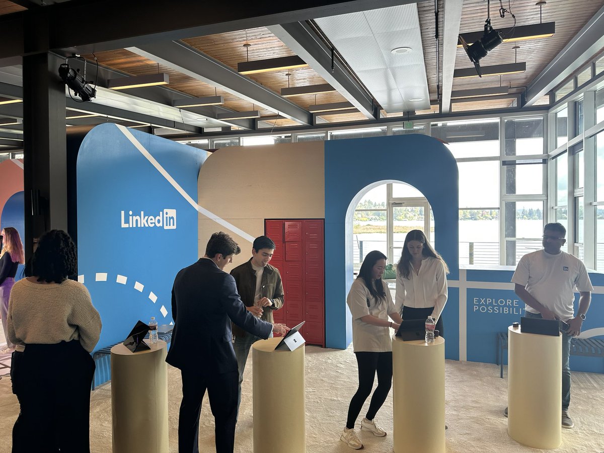 JKnightTweet's tweet photo. On Monday, over 90 @UWAthletics student-athletes participated in paid partnership activations with @LinkedIn

Huskies took headshots, built-out their profiles, networked with professionals, and promoted #LinkedInGames 👾

NIL on Montlake #DawgsUnleashed https://t.co/nIpZEpOciR