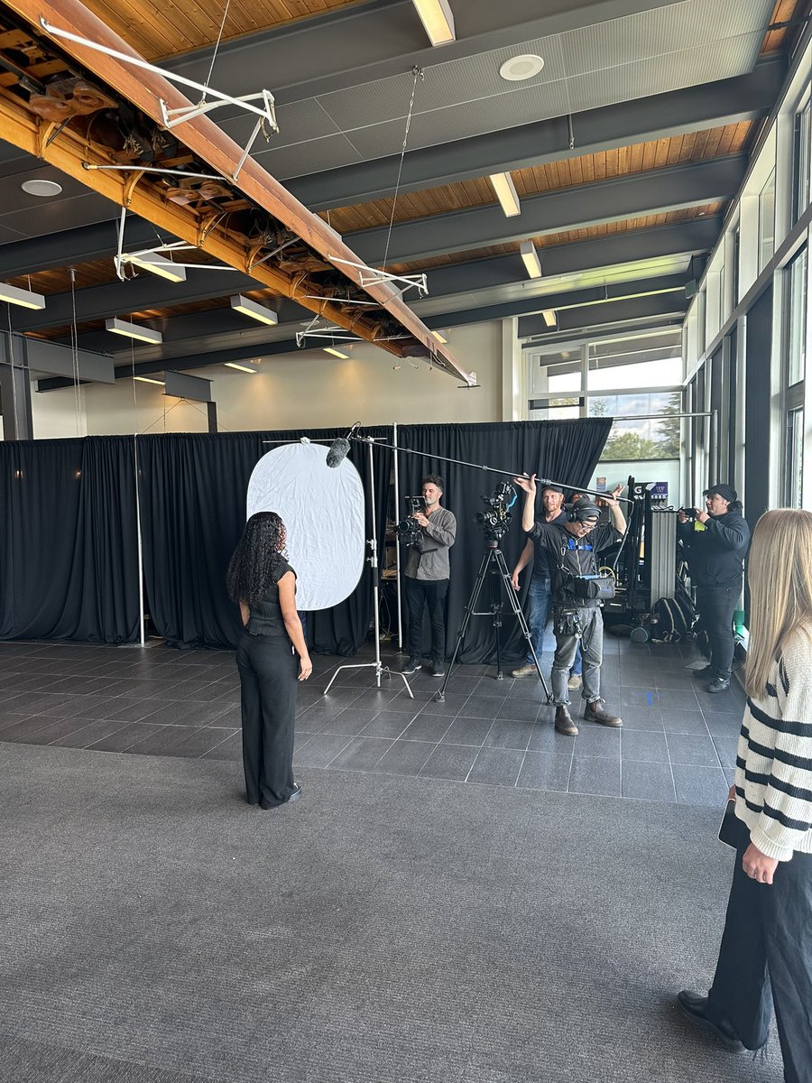 JKnightTweet's tweet photo. On Monday, over 90 @UWAthletics student-athletes participated in paid partnership activations with @LinkedIn

Huskies took headshots, built-out their profiles, networked with professionals, and promoted #LinkedInGames 👾

NIL on Montlake #DawgsUnleashed https://t.co/nIpZEpOciR