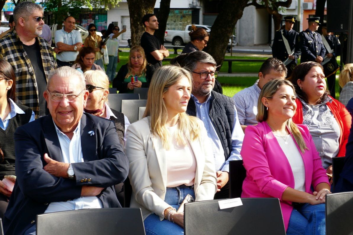 OliveraSandraOk's tweet photo. ¡Quedé maravillada con lo hermosa que quedó esta plaza! 🤩
Asistimos junto al cuerpo de ediles a la reinauguración de la plaza Libertad de nuestra ciudad, un emblema de su barrio y un verdadero punto de encuentro para todos los ciudadanos. 🙌🏻 https://t.co/DXqNiEop4d