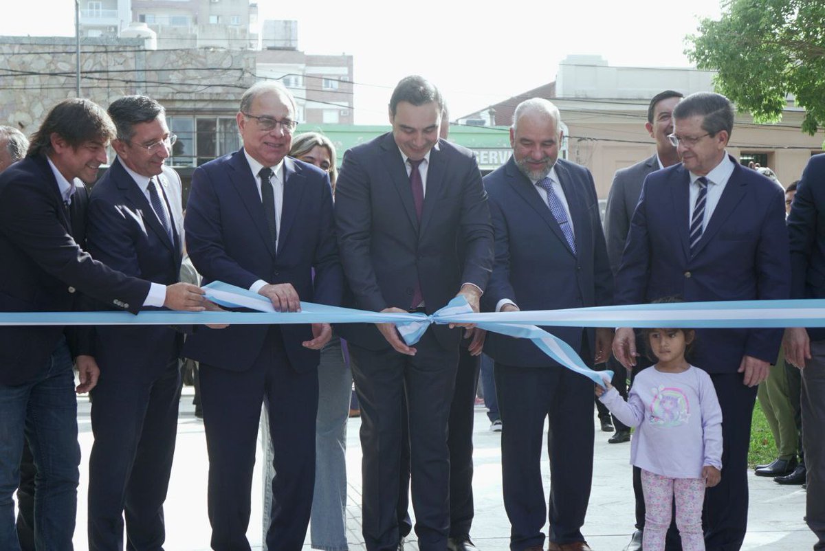 OliveraSandraOk's tweet photo. ¡Quedé maravillada con lo hermosa que quedó esta plaza! 🤩
Asistimos junto al cuerpo de ediles a la reinauguración de la plaza Libertad de nuestra ciudad, un emblema de su barrio y un verdadero punto de encuentro para todos los ciudadanos. 🙌🏻 https://t.co/DXqNiEop4d