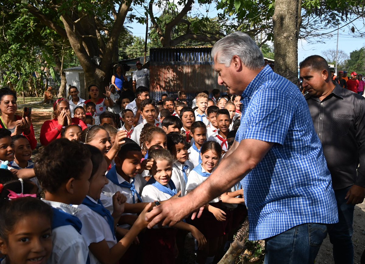 🏫| Casi al término de su recorrido por Campechuela, el Presidente se detuvo a saludar a pioneros de una Escuela Primaria muy cerca del Central.

Les preguntó por la semana de receso escolar. Sean buenos pioneros, estudien mucho y sean buenos revolucionarios, les dijo.