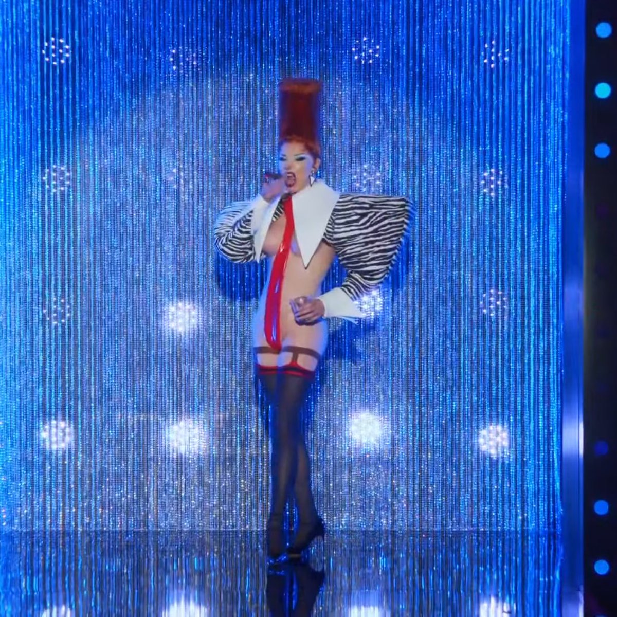 BlazesAccount's tweet photo. BOSCO???? THIS LOOK OMG #DragRace #AllStars10 https://t.co/j7LwhrNJhi