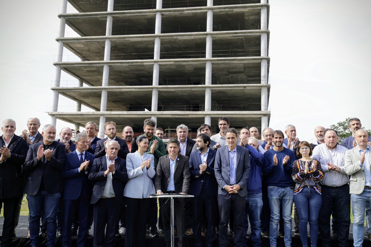 Llevamos 500 días sin obra pública nacional, una decisión del Gobierno de Milei con graves consecuencias. Son hospitales que no se abren, escuelas en malas condiciones, rutas en mal estado. Es la destrucción del salario que va a las mesas de las familias trabajadoras, los