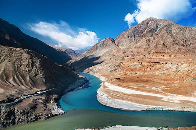 beatsinbrief's tweet photo. 🚨BIG BREAKING: 

• Indus Water Treaty suspended
• Attari border closed
• Pak SAARC visa holders told to leave in 48 hrs
• Military staff to exit Pak HC; India to reciprocate
• 5 HC support staff recalled on both sides

Strategic military response likely soon! 🇮🇳 https://t.co/Eq2Hhycalg