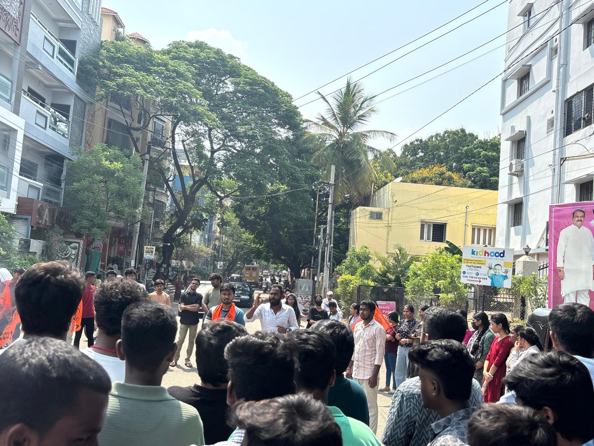 ABVPHariGoud's tweet photo. Akhil Bharatiya Vidyarthi Parishad (ABVP) Vidyanagar unit organized a protest condemning the terrorist attack in Jammu and Kashmir, where an effigy was burned.
@narendramodi @PMOIndia  @rajnathsingh  @AmitShah  @JandKTourism 
#savehindus https://t.co/NJZIrKlz5r