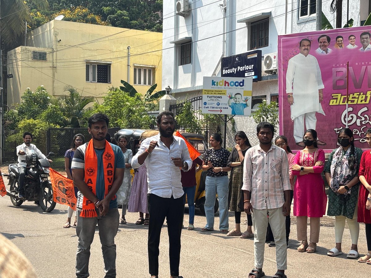 ABVPHariGoud's tweet photo. Akhil Bharatiya Vidyarthi Parishad (ABVP) Vidyanagar unit organized a protest condemning the terrorist attack in Jammu and Kashmir, where an effigy was burned.
@narendramodi @PMOIndia  @rajnathsingh  @AmitShah  @JandKTourism 
#savehindus https://t.co/NJZIrKlz5r