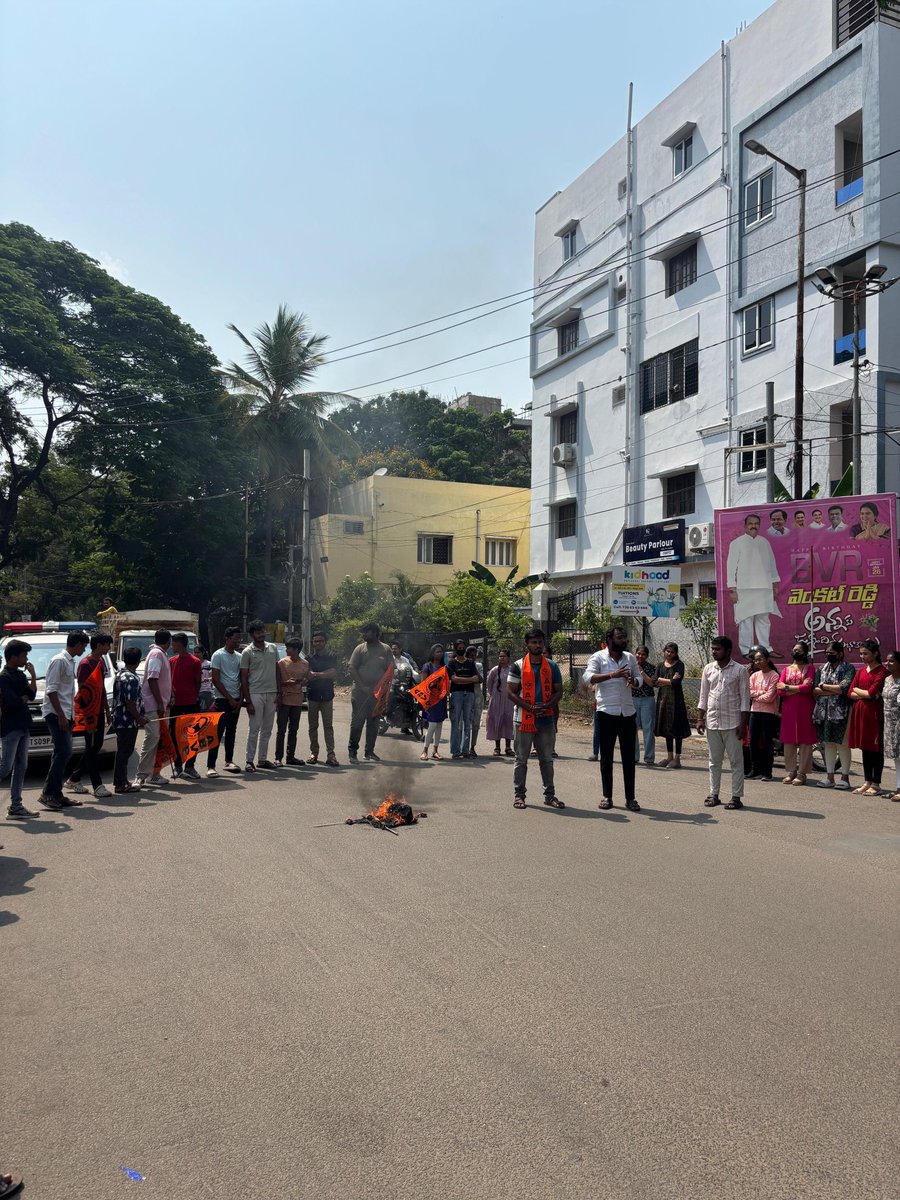 ABVPHariGoud's tweet photo. Akhil Bharatiya Vidyarthi Parishad (ABVP) Vidyanagar unit organized a protest condemning the terrorist attack in Jammu and Kashmir, where an effigy was burned.
@narendramodi @PMOIndia  @rajnathsingh  @AmitShah  @JandKTourism 
#savehindus https://t.co/NJZIrKlz5r