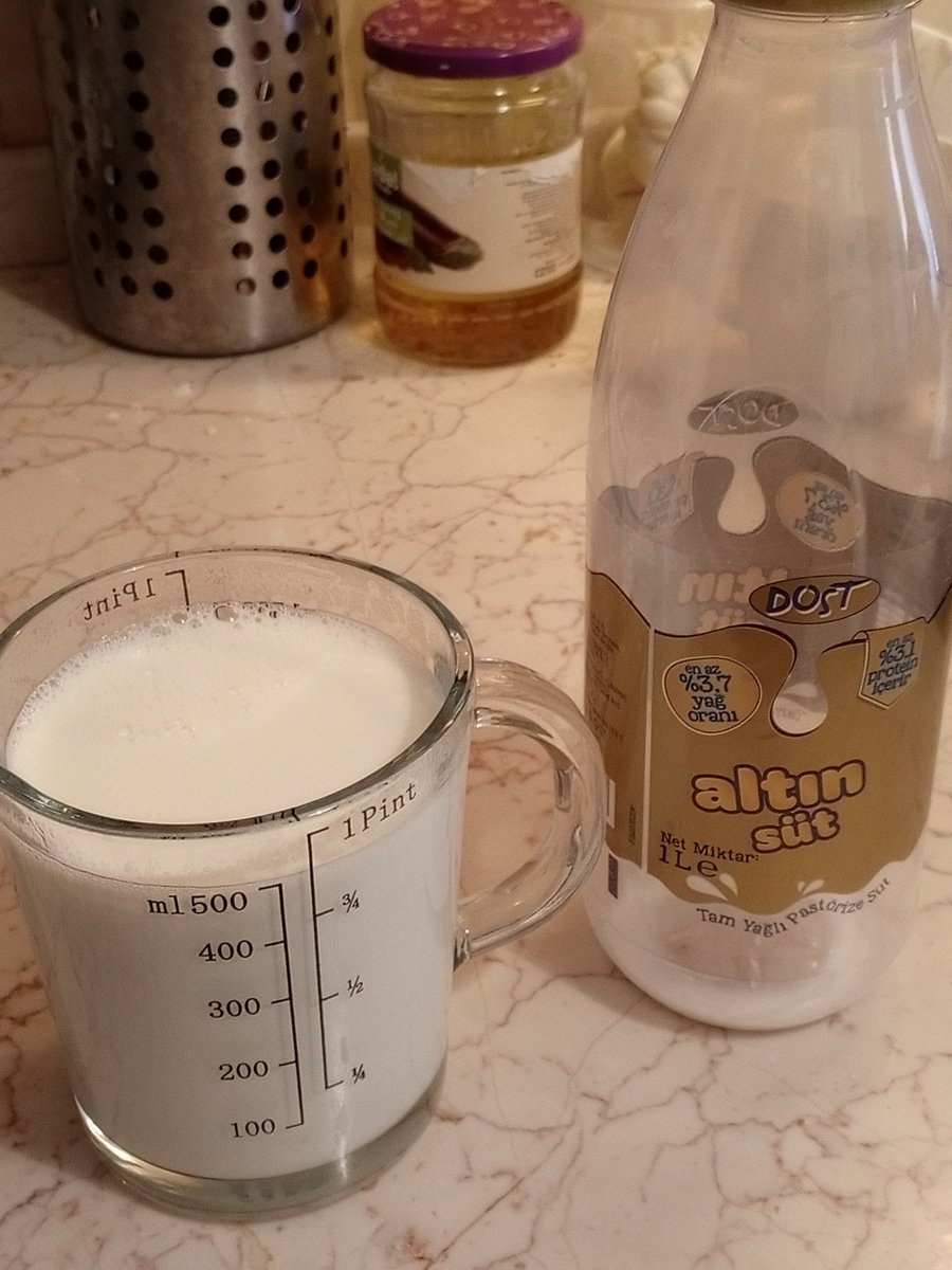 BİM'in sattığı Dost Altın süt kaynatıldıktan sonra yarısı buharlaştı.

A101'in Birşah sütü de birkaç ay önce tamamen su olarak kutulanmıştı. Haberleri hatırlıyorum.

Kızıma yoğurt yapacaktım. Sinirden dökesim var.

Kapıya gelen sütçü de su katıyor. Apartmana inek mi alalım?