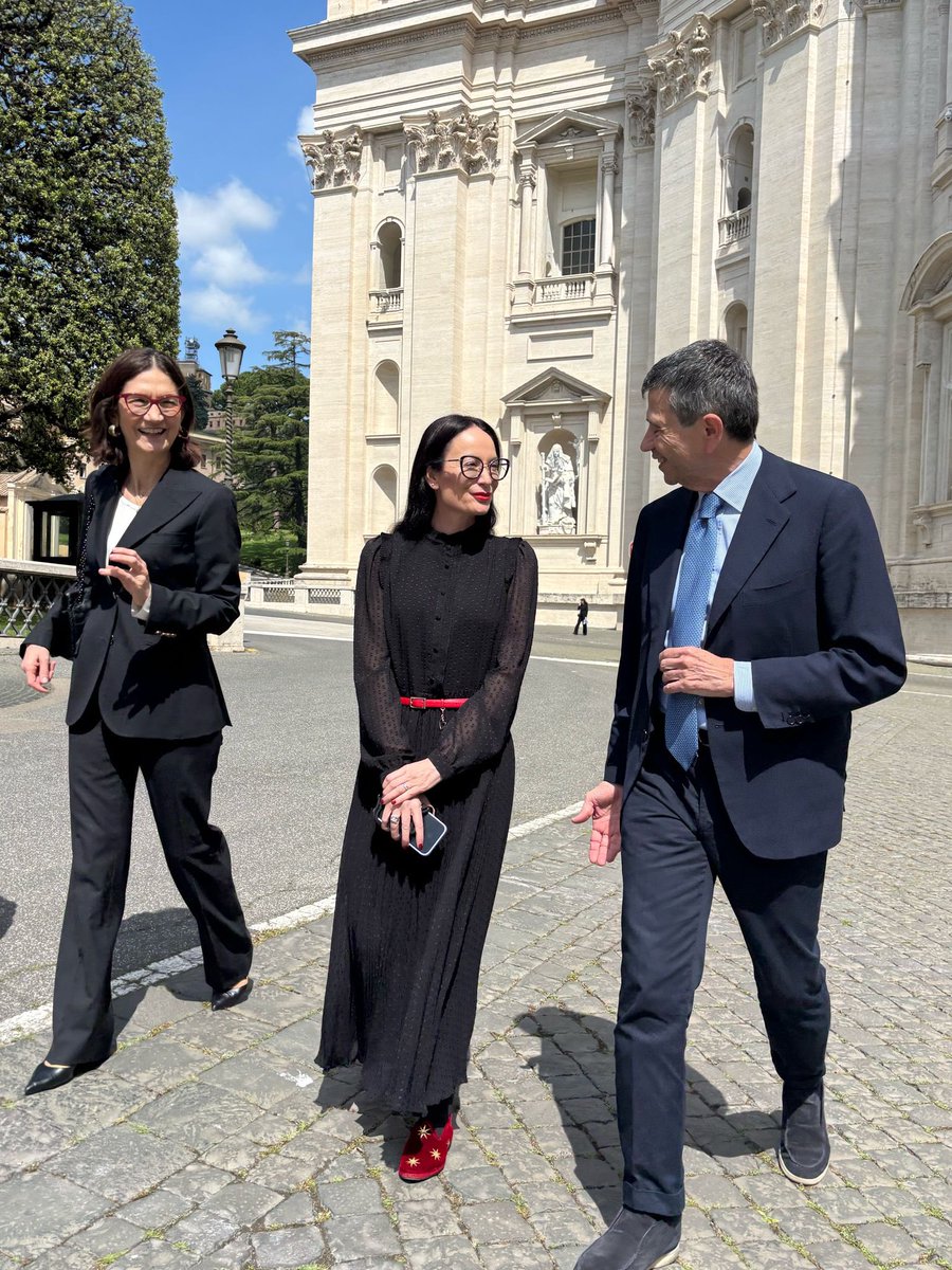 Oggi alla Basilica di San Pietro per rendere omaggio alla salma di Papa Francesco. 

“La sofferenza dei bambini, delle donne e delle persone vulnerabili grida al cielo e ci implora di agire.” 
-Papa Francesco- 

È tempo di fede e di comunione. È tempo di preghiere.