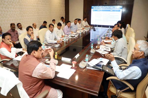 PROJS_Ujjain's tweet image. CM डॉ. मोहन यादव की अध्यक्षता में स्वास्थ्य योजनाओं की समीक्षा:

एयर एम्बुलेंस सेवा का होगा विस्तार

जिलों में शव वाहन होंगे उपलब्ध

अंगदान-देहदान को मिलेगा प्रोत्साहन

PPP मोड पर नए मेडिकल कॉलेज शुरू

#DrMohanYadav #MPHealth #CabinetUpdates #Ujjain