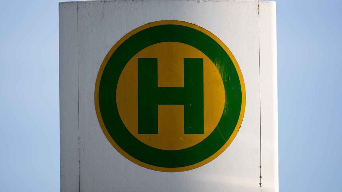 Fahrgäste stellen sich in Bus schützend vor belästigte Frau und werden zusammengeschlagen to.welt.de/kLgNacJ