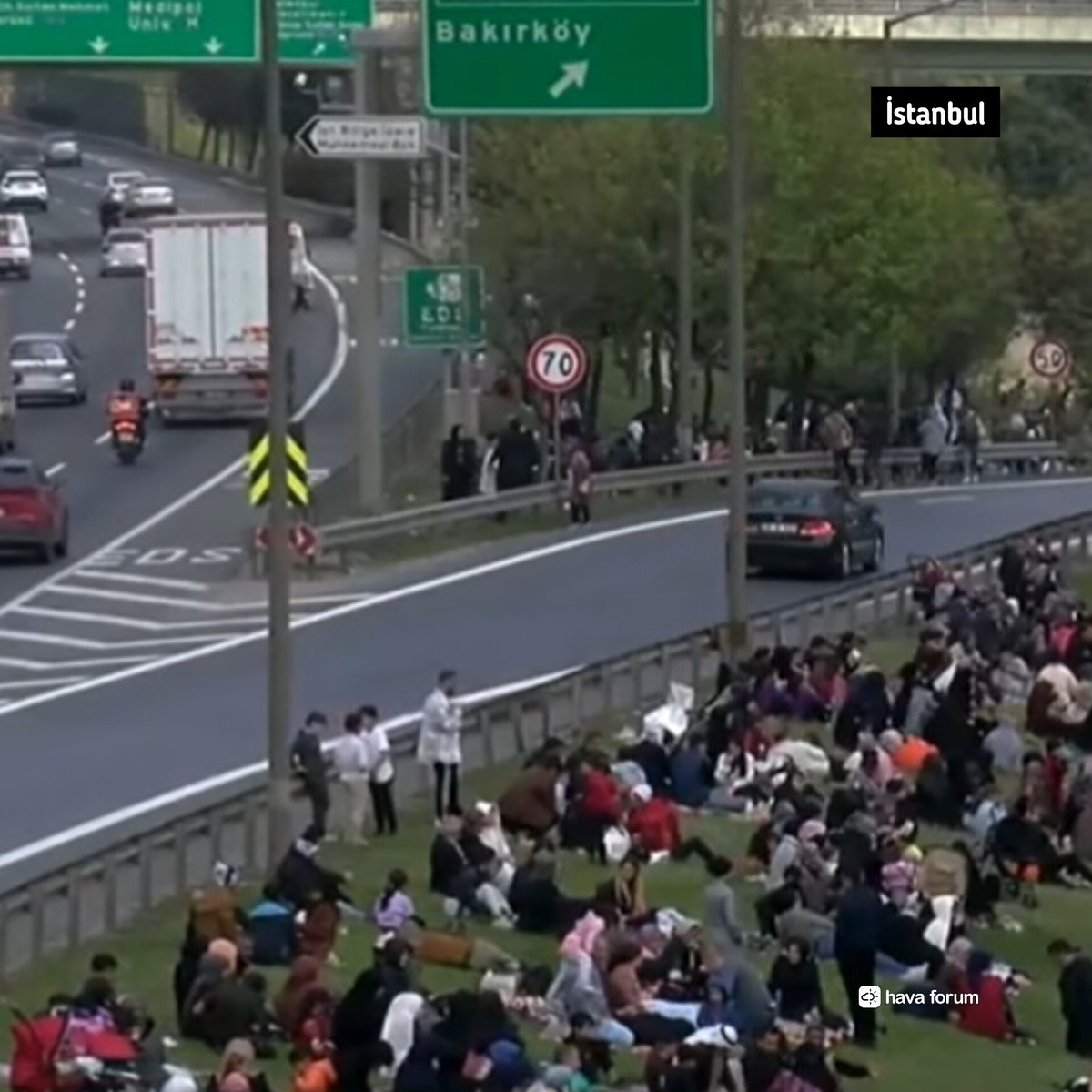 Depremden çok etkileyici bir görüntü... İstanbul'da boş alan bulamayan vatandaşlar yol kenarlarında beklemek zorunda kaldı... 😔👇🏻 #depremistanbul