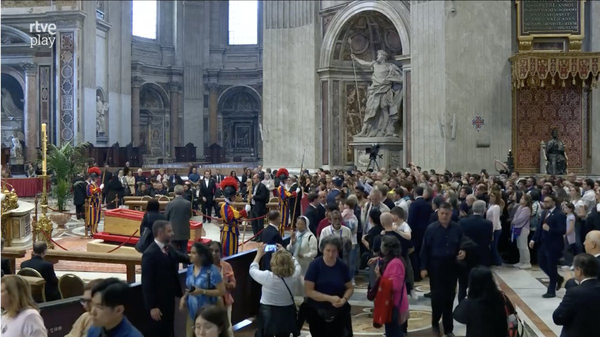 dabupe91's tweet photo. Miles de personas con los brazos en alto para sacar la mejor foto del papa difunto. 
Es una vergüenza el espectáculo de deshumanización que está permitiendo el Vaticano. Y una vergüenza la falta de decoro de todos aquellos que están pasando delante del santo padre. @rtvenoticias https://t.co/g0peGEWsaq