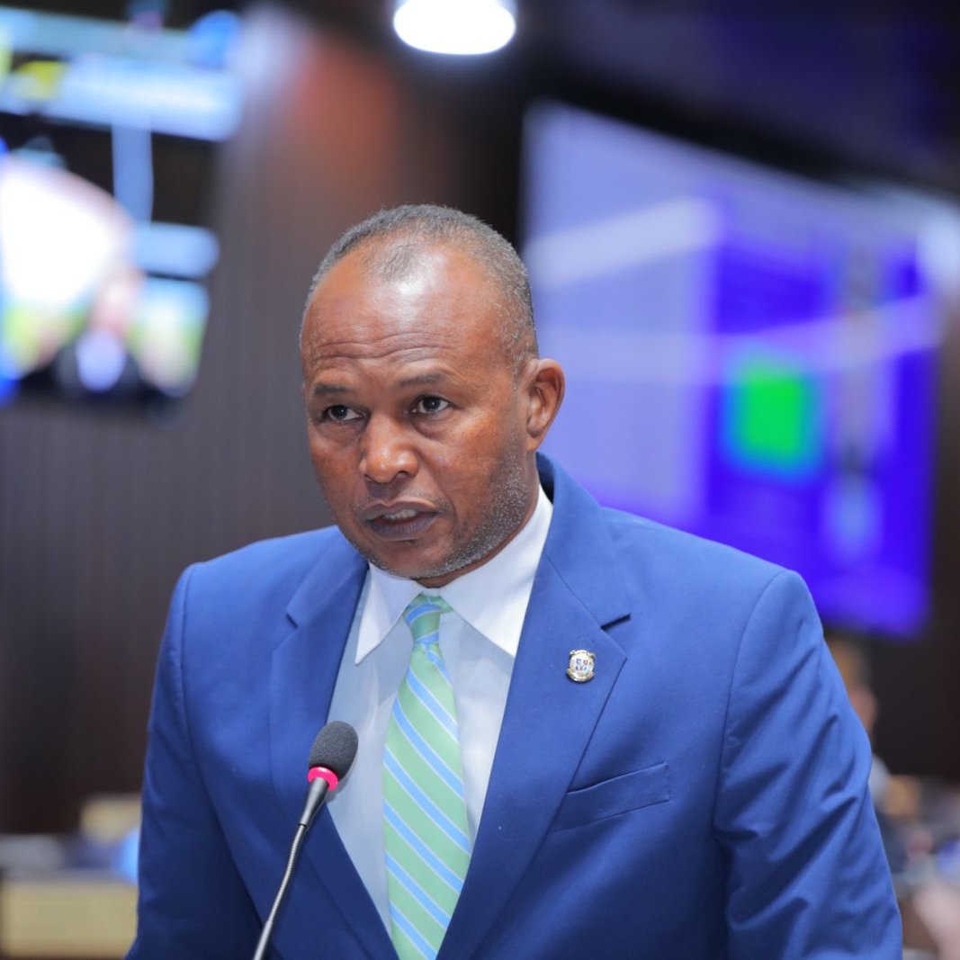 El diputado Mélido Mercedes, explica la importancia del proyecto de resolución que  solicita al presidente de la República instruir al ministro de Deportes y Recreación para la construcción de dos estadios de baseball y dos canchas de baloncesto en las secciones El Batey y El