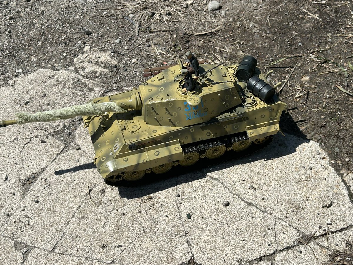 VFreakbee's tweet photo. This is some of my better work if I do say so myself, it took a little longer but it’s really nice. Please let my know what you think #armormodel #tanks #hobby #wwii #Germany https://t.co/zNrX2EXZoC