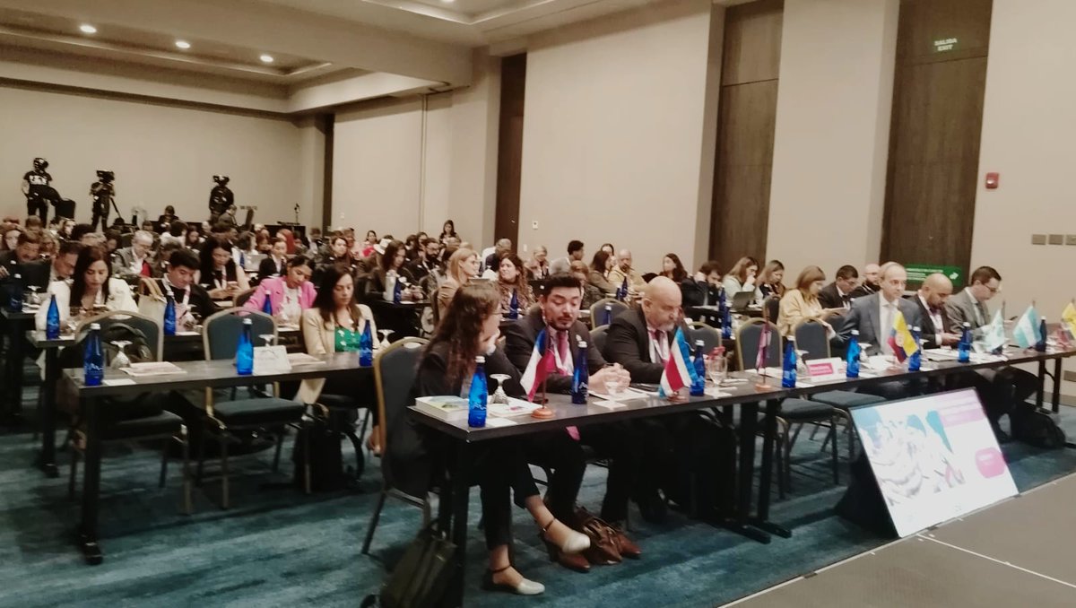 📝🌎 El Informe GEM 2025 resalta, como principio democrático clave, el liderazgo distribuido entre diversos actores de las comunidades educativas con la idea de #LiderarParaLaDemocracia, hecho esencial para alcanzar en conjunto los objetivos prioritarios de nuestra región.