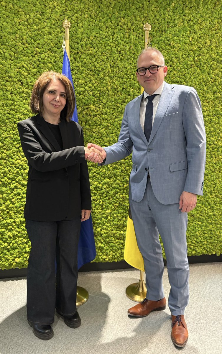 DeGraeveWies's tweet image. #AhmadrezaDjalali: op vooravond van 9 jaar gevangenschap in #Iran, is zijn echtgenote @VMehrannia ontvangen door Vlaams minister-president @MDiependaele. Wij danken de Vlaamse regering om te blijven ijveren voor de onmiddellijke vrijlating van Djalali.
#FreeDjalali