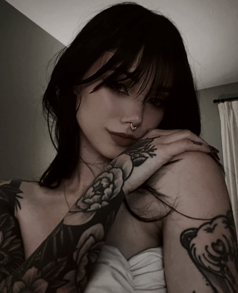 † 𝐑𝐎𝐗𝐀𝐍𝐍𝐀. ♔ tweet media