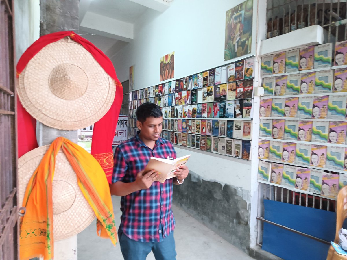 #বিশ্ব_গ্ৰন্থ_দিৱস ৰ দিনা #ৰাজপথৰ_গ্ৰন্থমেলা ত এভুমুকি।।
বছৰেকৰ ৩৬৫ দিন খোলা ৰাজপথৰ গ্ৰন্থমেলাত ৩৬৫ দিনেই যথেষ্ট পঢ়ুৱৈ/ক্রেতাৰ ভিৰ।

পুৰণিগুদাম, নগাঁও