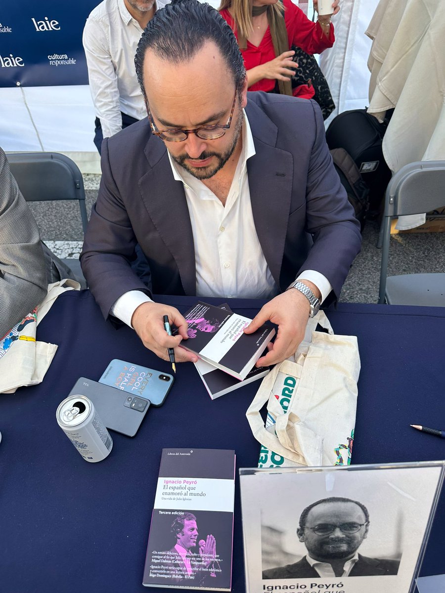 condedelamaza's tweet photo. Vamos aquí con un par de ejemplares de lo último de @ignaciopeyro.  Pre aperitivo a la cena en #Aleia. Estupenda manera de avanzar en está extraordinariamente animada tarde de #SantJordi2025 https://t.co/DwhaSchvO4