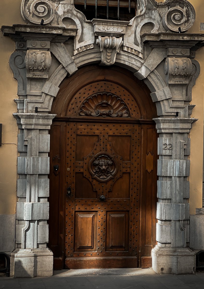 Door Wednesday! 

This fine specimen goes all the way back to 1655!

📍Antwerp, Belgium