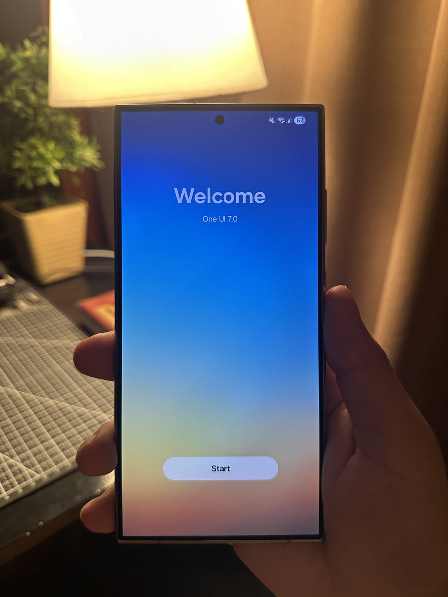 HITORlON's tweet photo. Alas, last year's update has finally arrived!

Hello, Android 15 ~ #OneUI7 🥴 https://t.co/EfLTywvHVd