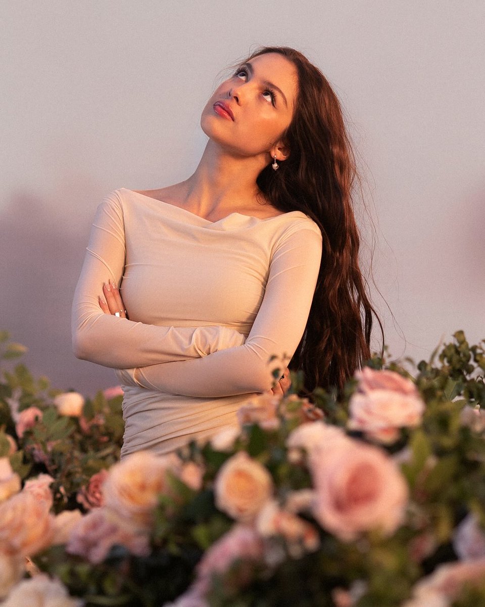 elas quando servem bffs em um cenário cheio de flores. 
olivia rodrigo e fiona palomo, vocês tem uma missão em fazer a adm feliz se juntando e virando bffs.