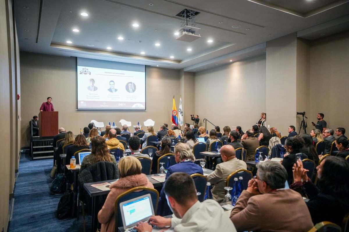 <a href="/DanielRMed/">Daniel Rojas Medellin</a> <a href="/ColombiaOEI/">OEI Colombia 🇨🇴</a> <a href="/GEMReport/">Global Education Monitoring Report UNESCO</a> Añadió que este encuentro no debe quedarse en una reflexión teórica:

“De esta conversación deben surgir insumos vivos que nutran los planes pedagógicos de nuestros países. Debemos escuchar, integrar y proyectar las experiencias que aquí se comparten" <a href="/DanielRMed/">Daniel Rojas Medellin</a>