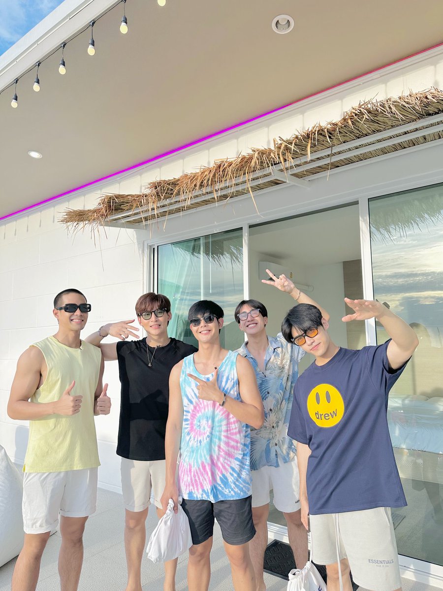 BiiHyunee_'s tweet image. Does it ever drive you crazy
Just how fast the night changes?

ช่วยด้วย คือชั้นอีโมมากกกก🥹😭🫶🏻💖

#poompps
#ohmthitiwat
#atomnathaphop
#tawannawinwit
#guidekantapon