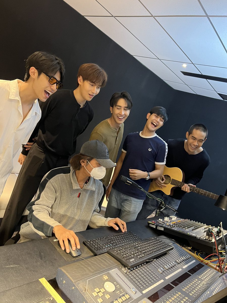 BiiHyunee_'s tweet image. Does it ever drive you crazy
Just how fast the night changes?

ช่วยด้วย คือชั้นอีโมมากกกก🥹😭🫶🏻💖

#poompps
#ohmthitiwat
#atomnathaphop
#tawannawinwit
#guidekantapon