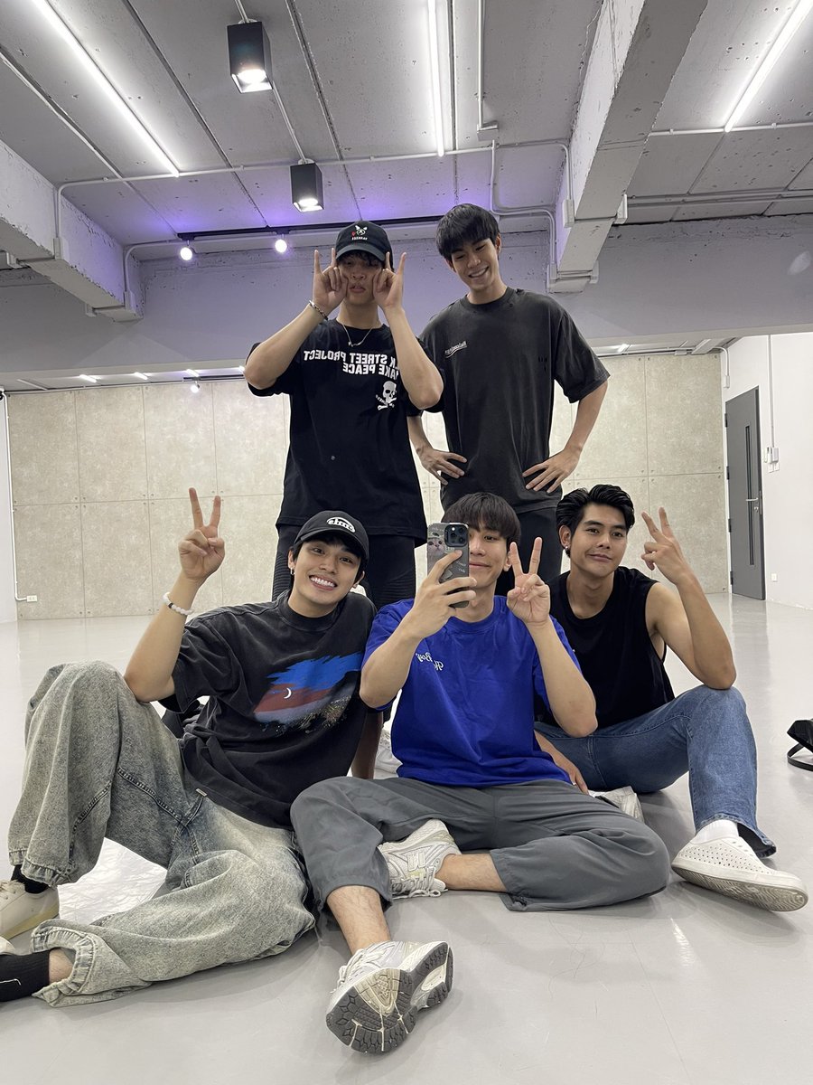 BiiHyunee_'s tweet image. Does it ever drive you crazy
Just how fast the night changes?

ช่วยด้วย คือชั้นอีโมมากกกก🥹😭🫶🏻💖

#poompps
#ohmthitiwat
#atomnathaphop
#tawannawinwit
#guidekantapon