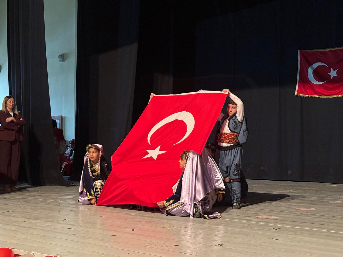 hiniskaymakam's tweet photo. Kaymakamımız Sn. Onur BEKTAŞ ve Eşi Hanımefendi ile Belediye Başkanı Sn. Serdal ŞAN ve Hınıs Adalet Komisyonu Başkanı Sn. Mine CEBECİ ve ilçe protokolü, 23 Nisan Ulusal Egemenlik ve Çocuk Bayramı dolayısıyla düzenlenen programa katılarak çocukların bayram coşkusuna ortak oldular. https://t.co/PlYAp1xqET