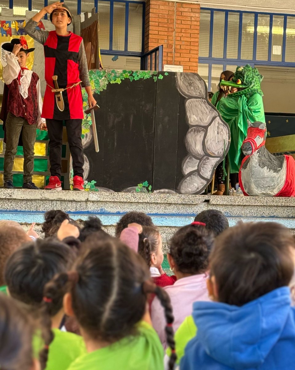 EscolaCampclar's tweet photo. Els alumnes de l’aula d’acollida han fet una representació de Sant Jordi espectacular! Visca #santJordi https://t.co/sU2641kp4Z