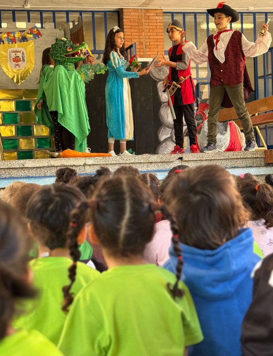 EscolaCampclar's tweet photo. Els alumnes de l’aula d’acollida han fet una representació de Sant Jordi espectacular! Visca #santJordi https://t.co/sU2641kp4Z