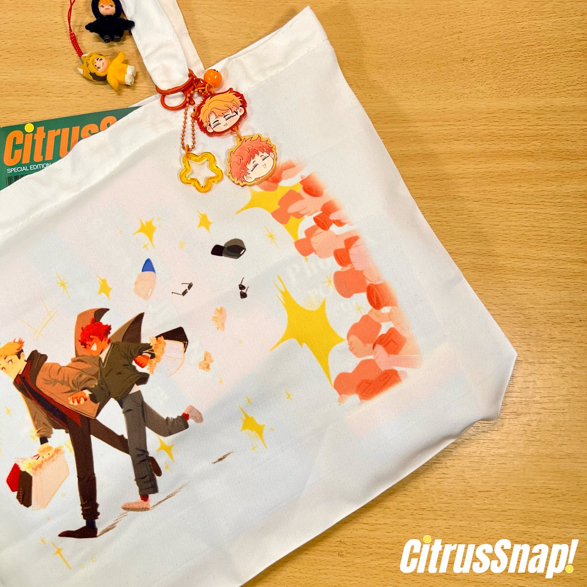 AtshnSnap's tweet photo. 𝘛𝘰𝘵𝘦-𝘢𝘭𝘭𝘺 a go-to bag for bring your essentials! In a perfect size to put all in one bag💅🏻👜

#atsuhina #侑日 #CitrusSnap 🍋🍊 https://t.co/pQQpjUybQx
