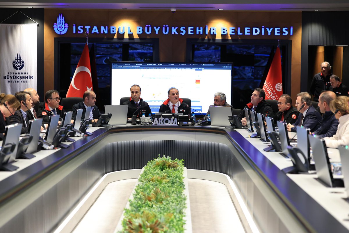 İstanbul Büyükşehir Belediyesi (İBB), Silivri açıklarında meydana gelen depremler sonrasında teyakkuza geçti. İBB olarak aldığımız önlemler şu şekilde:

📌 Deprem bilgisi alındığı anda İBB Genel Sekreteri ve yardımcılarımızı AKOM’a yönlendirdik.
📌 İştirak şirketlerimiz