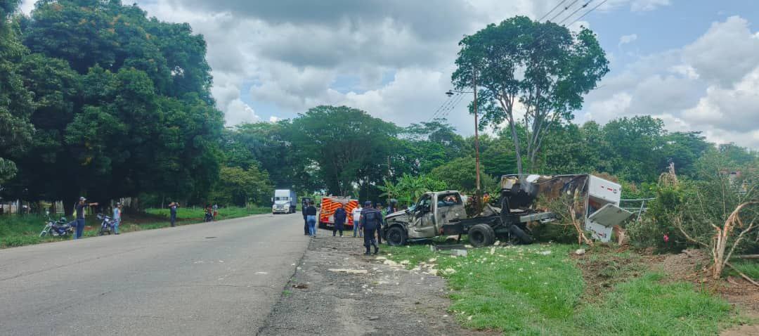 ⚠️🚚💥🚚 #NoticiasViales (23/04) #Barinas Este martes 22 de abril, en la tarde, ocurrió un hecho de tránsito en la Troncal 005, municipio Pedraza. Se trató de una colisión específicamente en el sector La Arenosa con 2 vehículos de carga mediana. Al menos 1 lesionado. #23Abr