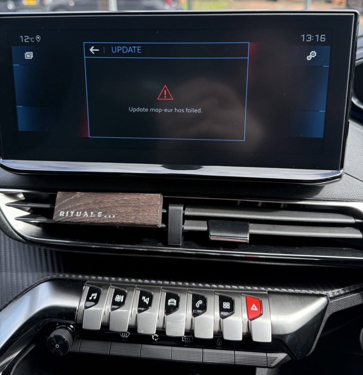 Hey <a href="/PeugeotUK/">PEUGEOT UK</a> I keep getting this error when trying to update me 3008… any help?