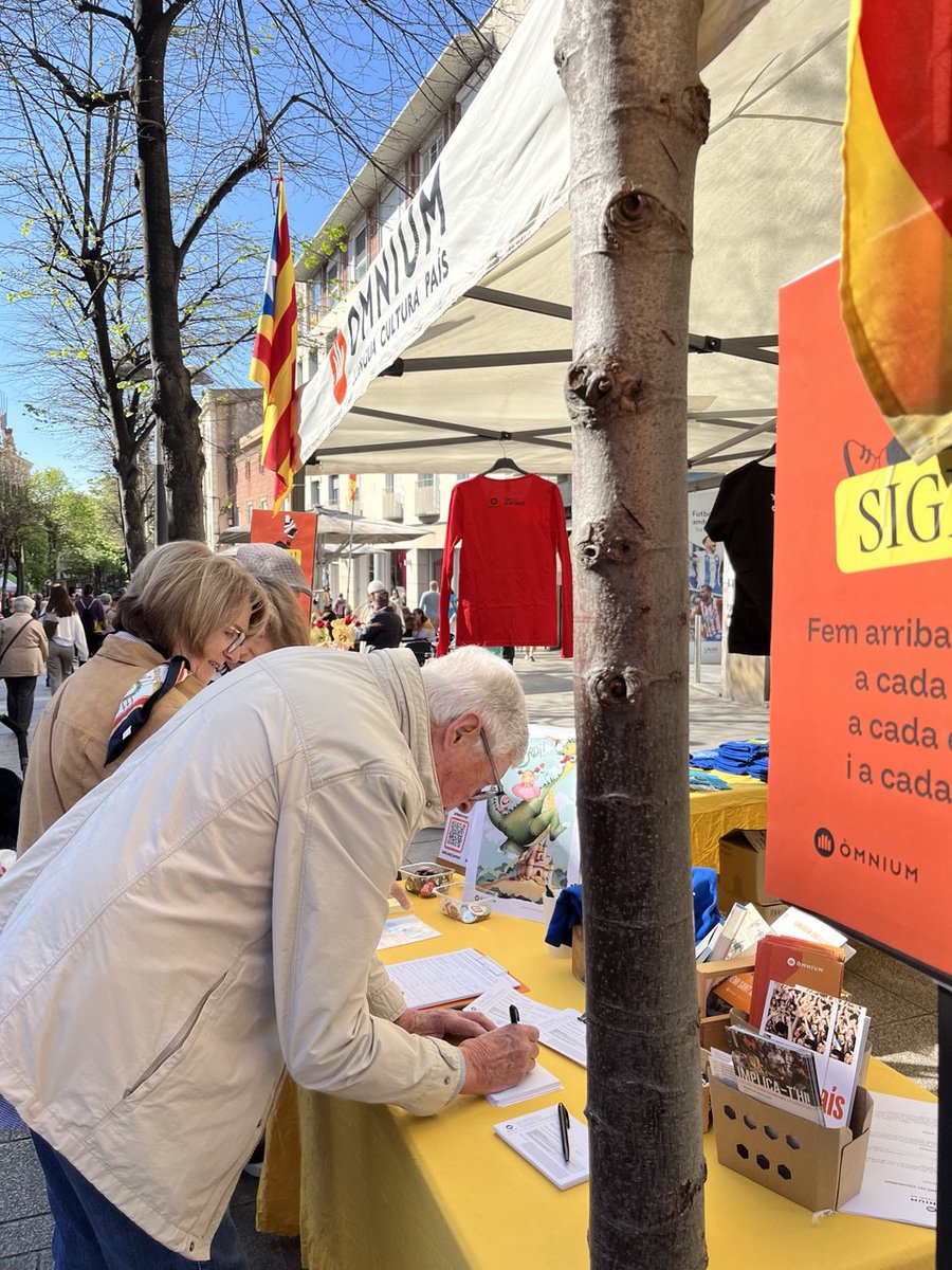 Òmnium Maresme (@omniummaresme) on Twitter photo 🌹📖 Matí animat a la nostra parada de #Mataró recollint suports per la campanya #CatalàPerATothom!
🎨 Ens ha visitat l’artista Lara Sànchez, autora de la il·lustració de Sant Jordi 2025, que també s’ha sumat a la campanya. Gràcies per ser-hi!
<a href="/omnium/">Òmnium Cultural</a>.cat 🌹📖 Matí animat a la nostra parada de #Mataró recollint suports per la campanya #CatalàPerATothom!
🎨 Ens ha visitat l’artista Lara Sànchez, autora de la il·lustració de Sant Jordi 2025, que també s’ha sumat a la campanya. Gràcies per ser-hi!
<a href="/omnium/">Òmnium Cultural</a>.cat