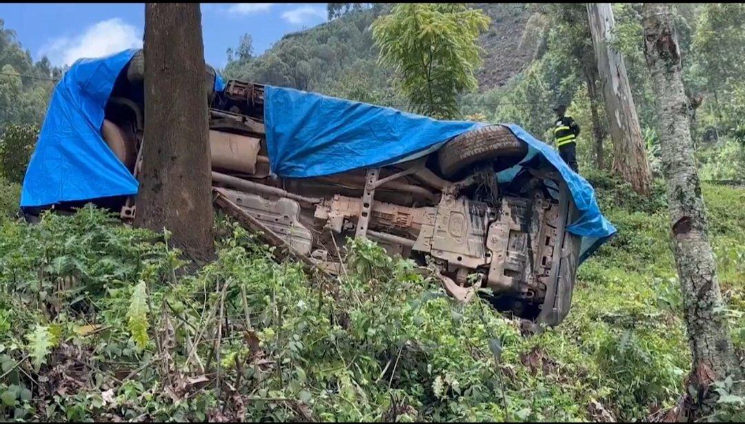 INDI MPANUKA RULINDO
==============
Iyi ni imodoka yari itwaye Guveniri wa <a href="/RwandaNorth/">Northern Province/ Rwanda</a> yakoreye impanuka <a href="/rulindodistrict/">Rulindo District</a> muri Rusiga. Uyu muhanda mbona natazi. Hubakwe bwangu Nyacyonga_Mukoto ubundi tuwuyoboke.