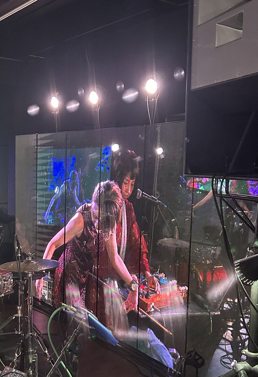 4/22GIGANOISE 135 前夜祭#dommune
ラヂオEnsemblesアイーダ ×田中悠美子
モデルライクなアイーダ嬢による電磁波やターンテーブルを利用したラジオサウンドパフォーマンスに改造エレキ大正琴&amp;エフェクターで対峙。彼女の室外脱出演奏で音空間が広がる。さすがDommune低音から高音、ノイズまで出音最高