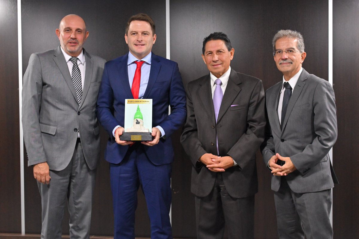 AlexCampbellOK's tweet photo. Gracias a @elparlamentario, a mis colegas, periodistas y equipos legislativos por este reconocimiento a mi labor como senador durante el 2024.

Recibir el premio es un verdadero honor y, sobre todo, un impulso para seguir trabajando con más fuerza.

Este reconocimiento es el reflejo del compromiso de todo un equipo que día a día da lo mejor para construir la provincia que nos merecemos. Una provincia con más seguridad, mejor educación y salud para cada bonaerense.

Seguimos adelante, con la misma convicción de siempre.