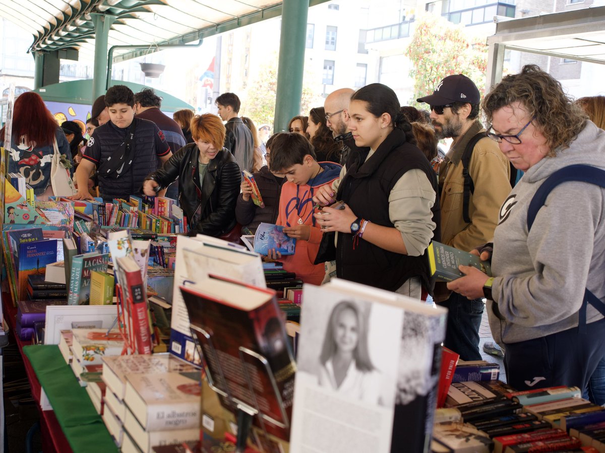 Fantástica mañana rodeados de libros para celebrar el #DiaDelLibro en Valladolid y acompañados de dos anfitriones de excepción: José Zorrilla y su personaje Don Juan Tenorio.

Abierto hasta las 21 h