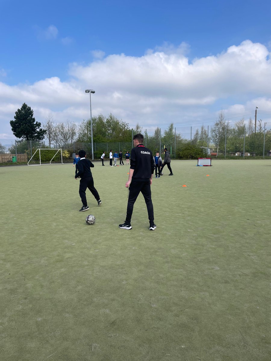 Another school started 'Talking Football' today with us as Alan &amp; Max visited <a href="/saracenprimary/">Saracen Primary</a>. The class agreed &amp; signed a class contract, listed LOTS of jobs in football &amp; discussed the skills needed for some of them! Then there was some great football on show on the pitch!
🎙️⚽️