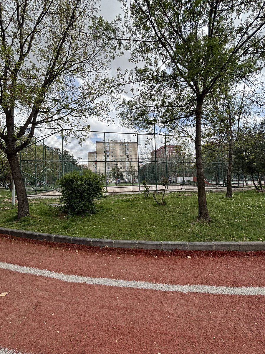 tarikyilmaz05's tweet photo. @yenimahallebld @fethiyasar başkanım İsmail Hakkı Tonguç parkımızda bulunan basketbol sahasında potamız bulunmamaktadır. Rica etsek pota yapabiliriz misiniz? @ankarabbld https://t.co/I2t1DghopX