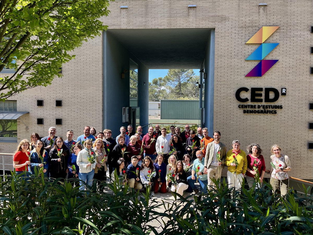 Avui hem celebrat la diada de Sant Jordi al Centre d'Estudis Demogràfics.

Des del CED, volem desitjar-vos una molt bona Diada! 🌹 📖