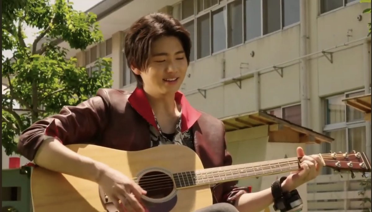 พออีกฝ่ายพูดแบบนั้นเขาก็เลยฮัมเพลงแล้วร้องขึ้นมา 

"ラララ にじがにじが
空にかかって
きみのきみの 気分もはれて
きっと明日は いい天気
きっと明日は いい天気"